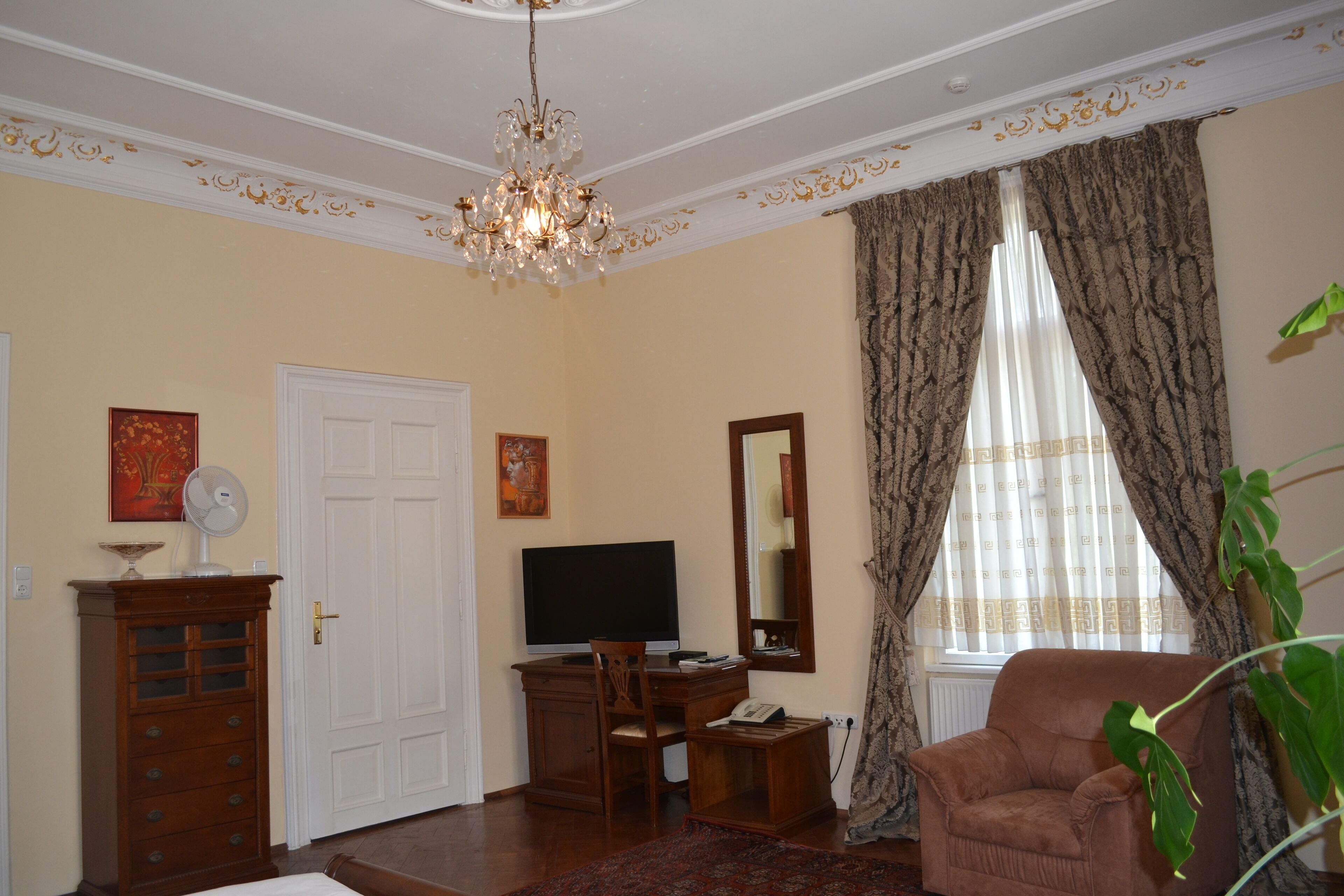 double room single use | living area | flat-screen tv