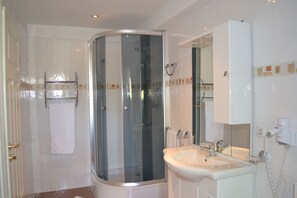 Superior tweepersoonskamer, voor 1 persoon | Badkamer | Gratis toiletartikelen, een haardroger, badjassen, handdoeken