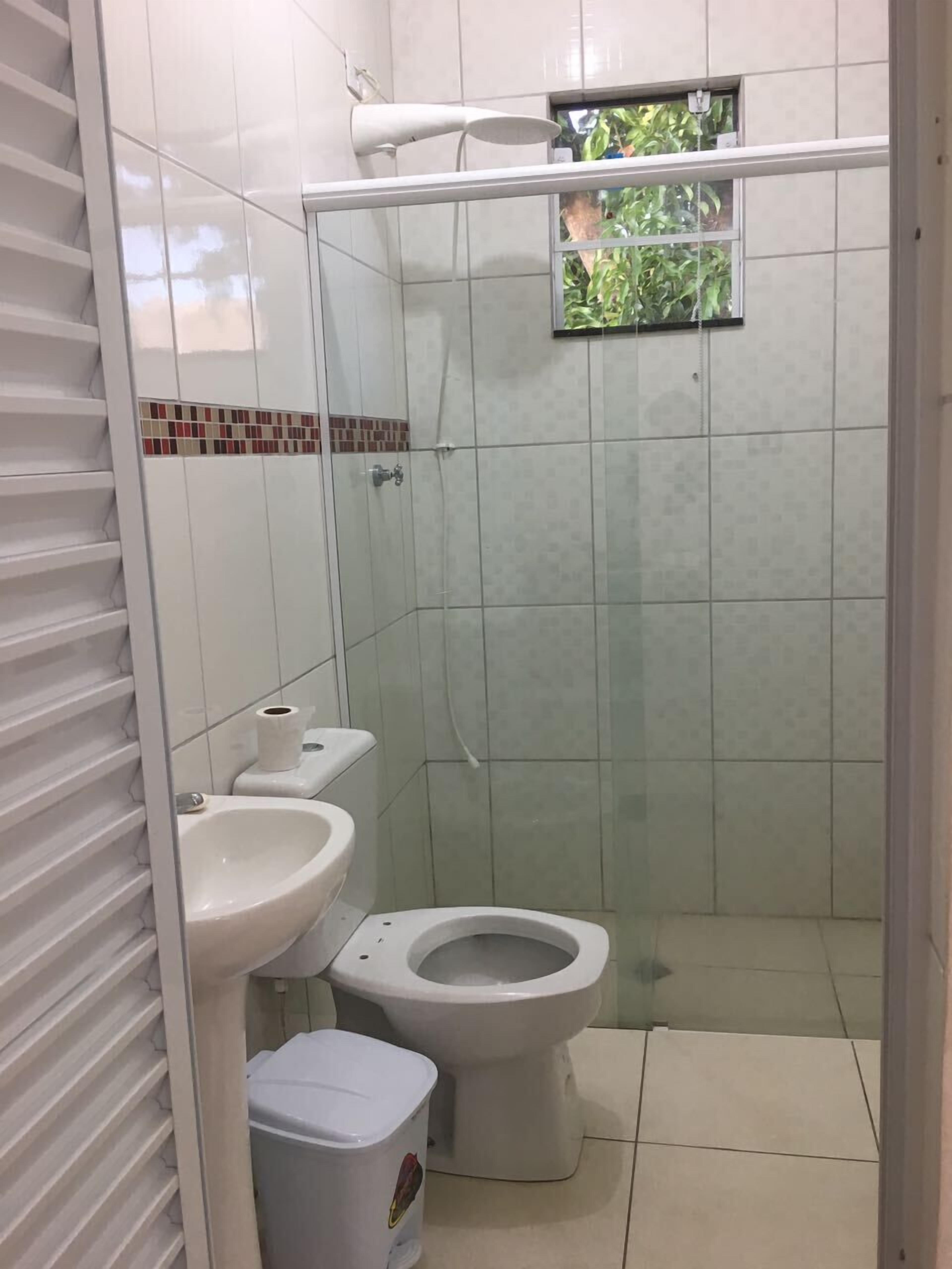 Chuveiro, produtos de toalete grátis