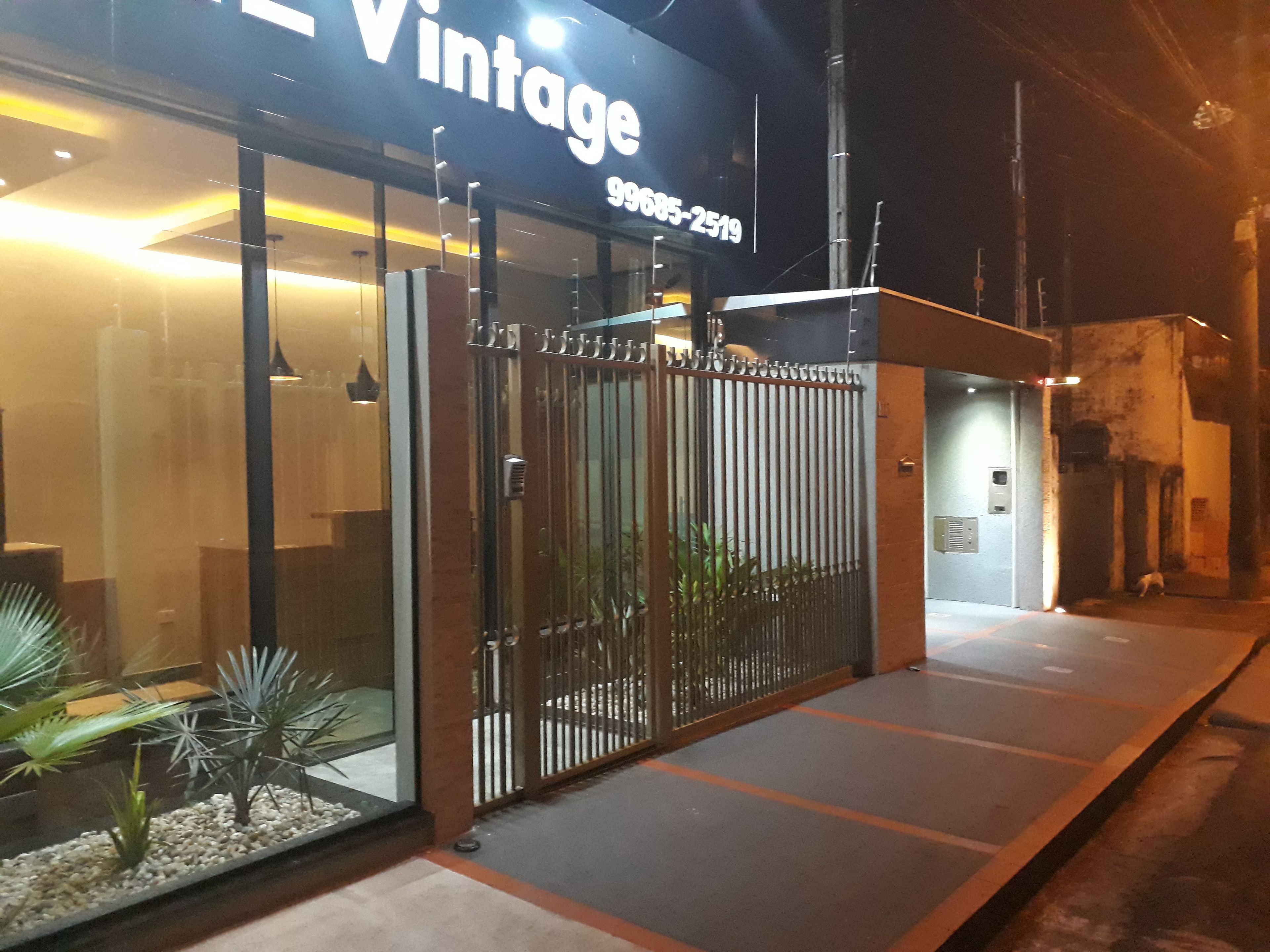 Fachada da propriedade à noite