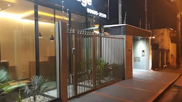 Fachada da propriedade à noite