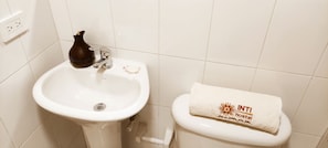 Ducha, artículos de tocador gratuitos, toallas