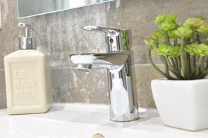 Free toiletries, hair dryer, towels, soap - Old City House (San Sebastián)