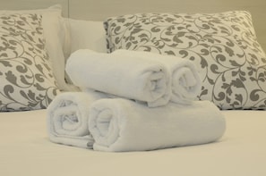 Chambre Confort Double ou avec lits jumeaux, salle de bains privée, vue ville | Literie de qualité supérieure, couette en duvet d'oie