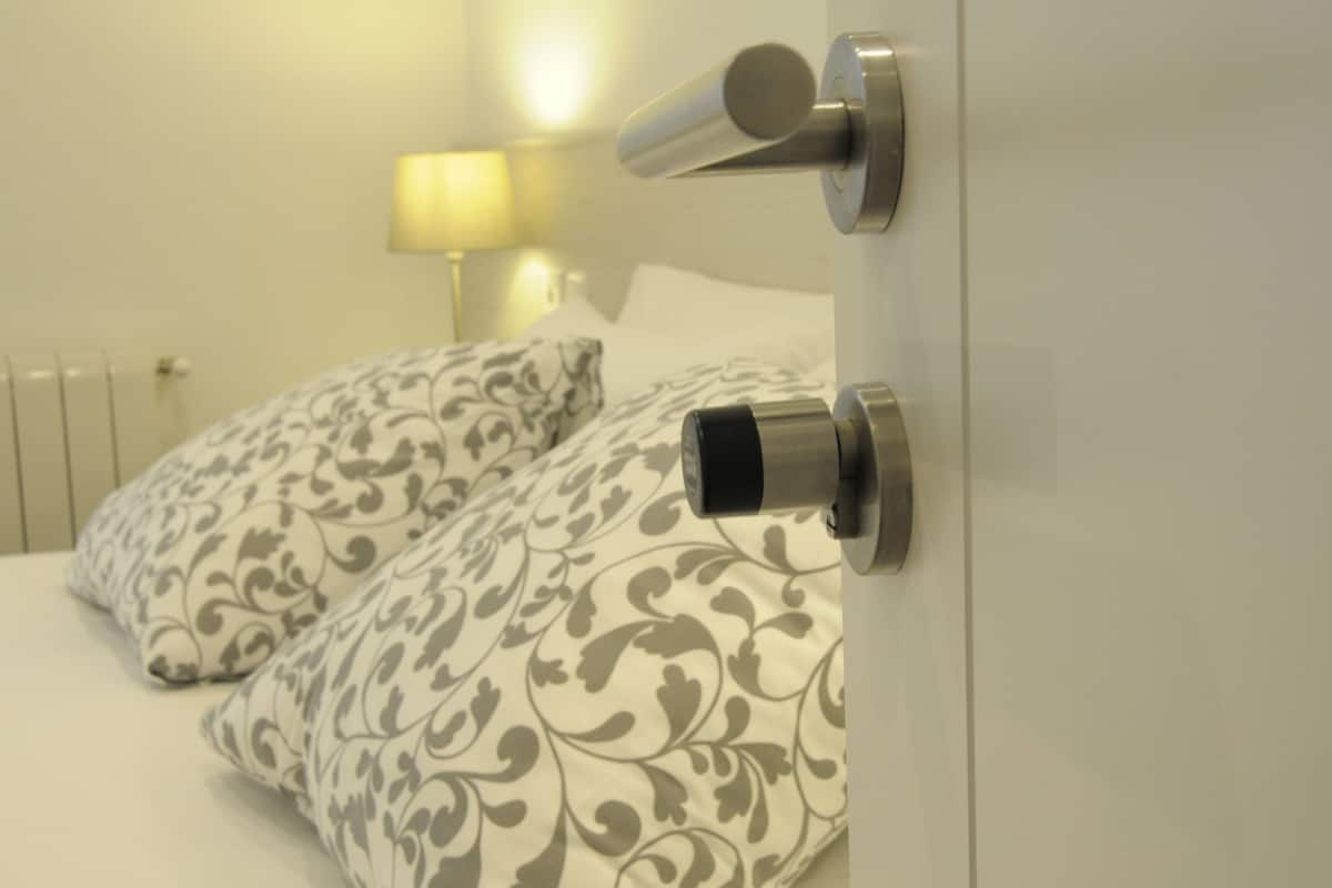 Comfort kamer, 1 twee- of 2 eenpersoonsbedden, privébadkamer, uitzicht op stad | 1 slaapkamer, luxe beddengoed, donzen dekbedden
