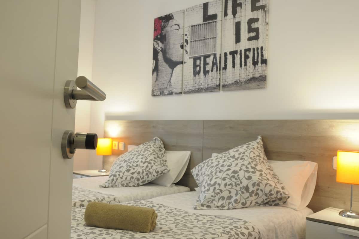 Comfort kamer, 1 twee- of 2 eenpersoonsbedden, 1 slaapkamer, gedeelde badkamer, langs het strand | 1 slaapkamer, luxe beddengoed, donzen dekbedden