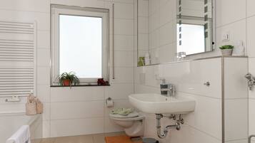 Appartement, 1 chambre, terrasse | Salle de bain | Baignoire et douche séparées, baignoire relaxante profonde