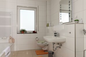 Căn hộ, 1 phòng ngủ, hiên | Phòng tắm | Bồn tắm và buồng tắm vòi sen riêng, bồn tắm ngâm 