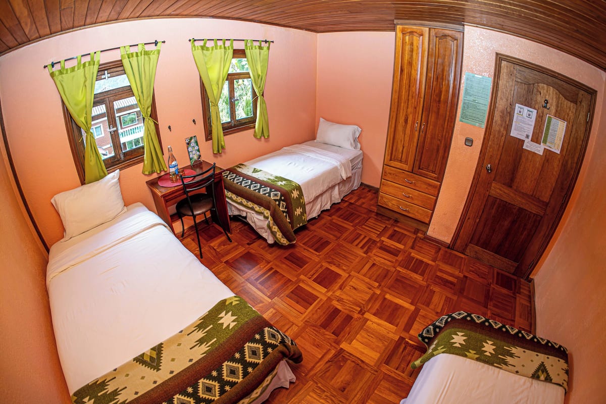 Basic Triple Room, 3 Twin Beds (Baño Compartido) | 1 bedroom, premium bedding, down comforters, pillowtop beds