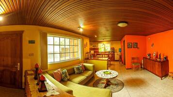 Perhehuoneisto, 2 makuuhuonetta, näköala puutarhaan | 1 makuuhuone, ylelliset vuodevaatteet, untuvapeitot