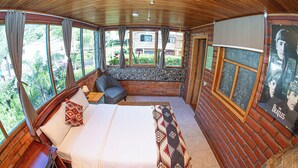 Habitación doble Confort, 1 cama matrimonial, baño compartido, vista a la ciudad | Ropa de cama de alta calidad, edredón y camas con pillow-top
