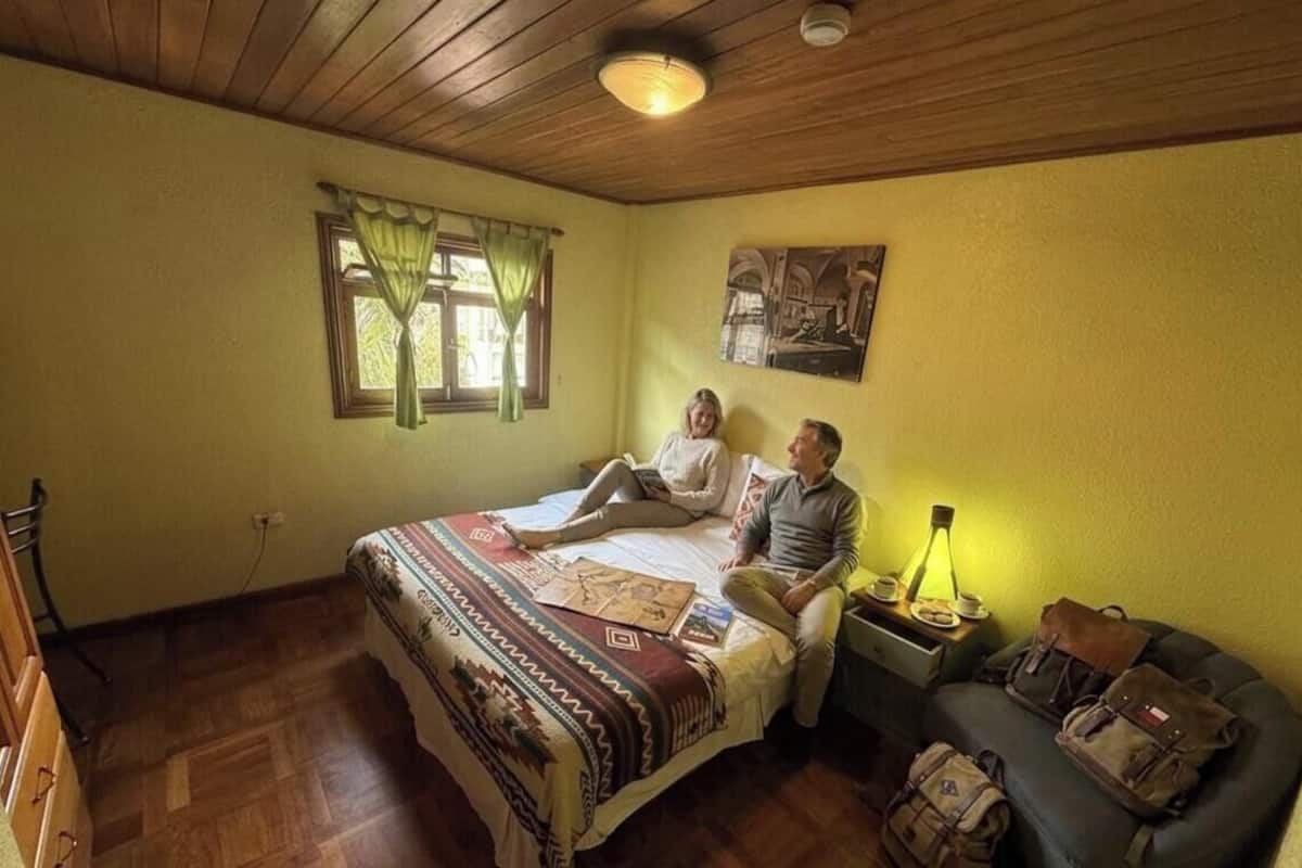 Economy Double Room, 1 Queen Bed, Garden View (Baño Compartido)