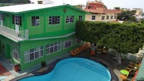 Una piscina al aire libre
