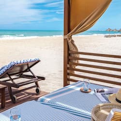 Playa privada, camastros, sombrillas y toallas de playa