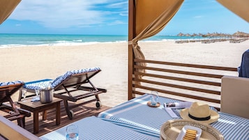 Playa privada, sillas reclinables de playa, sombrillas, toallas de playa