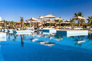 Outdoor pool, pool umbrellas, sun loungers