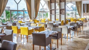 2 restauranter, lunsj og middag serveres, internasjonale retter