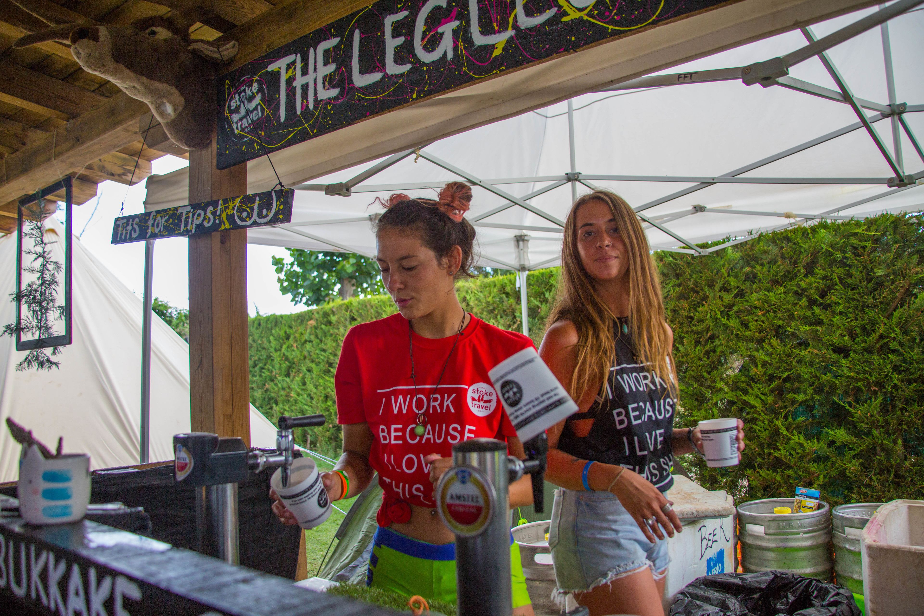 Serviert Frühstück und Abendessen