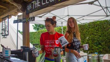 Serves breakfast and dinner