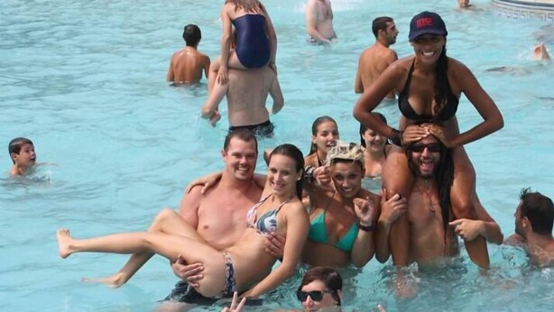 Une piscine où des gens se baignent et profitent de l’eau.