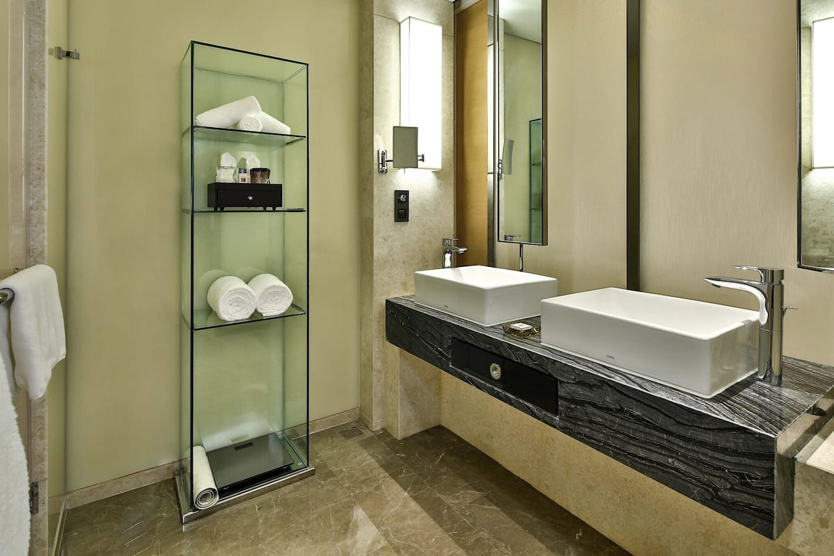 Douche à « effet pluie », articles de toilette de luxe, sÚche-cheveux