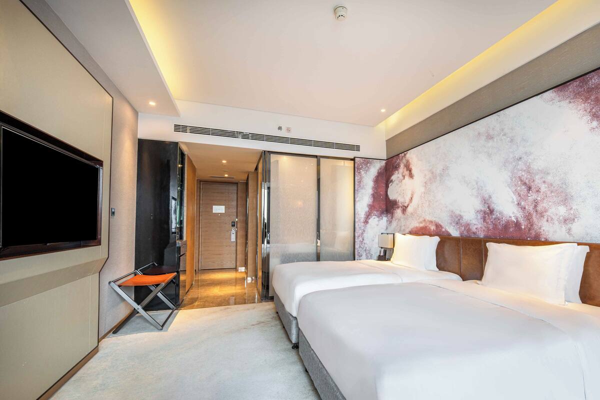 Zimmersafe, Schreibtisch, laptopgeeigneter Arbeitsplatz