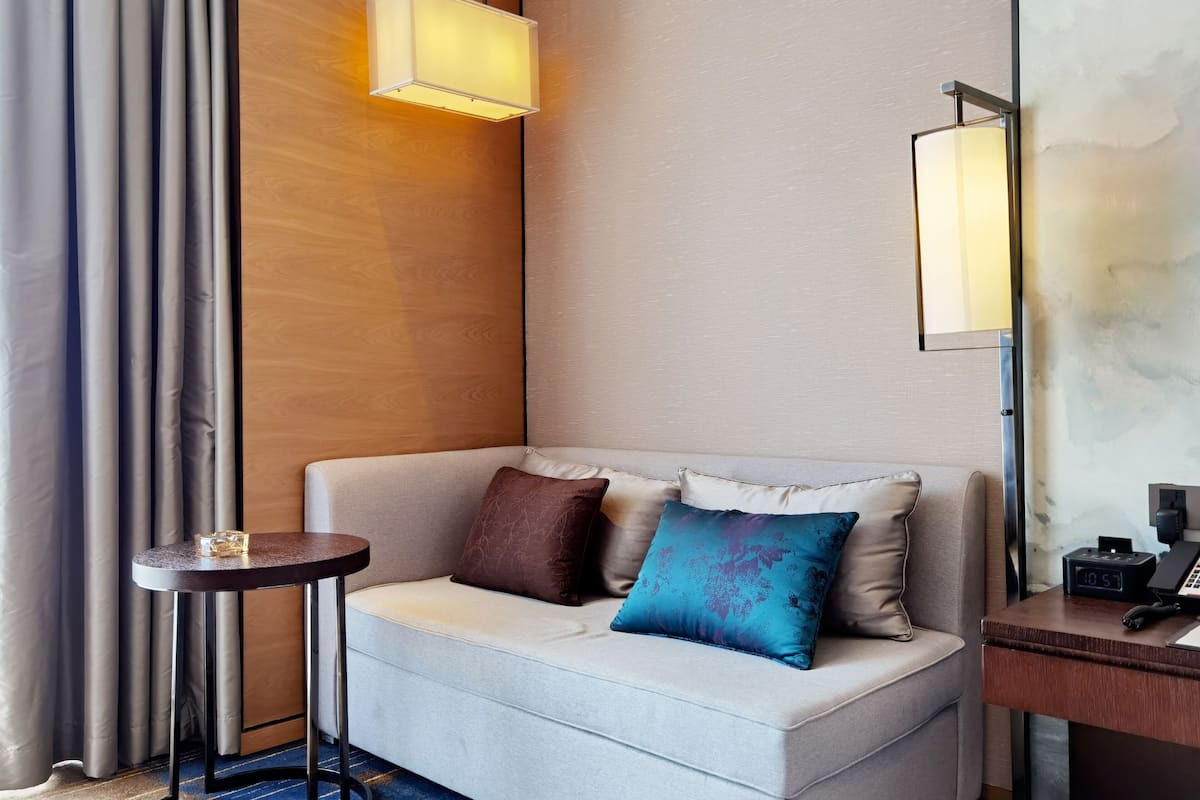 Chambre Standard, 1 trĂšs grand lit, accĂšs au salon club