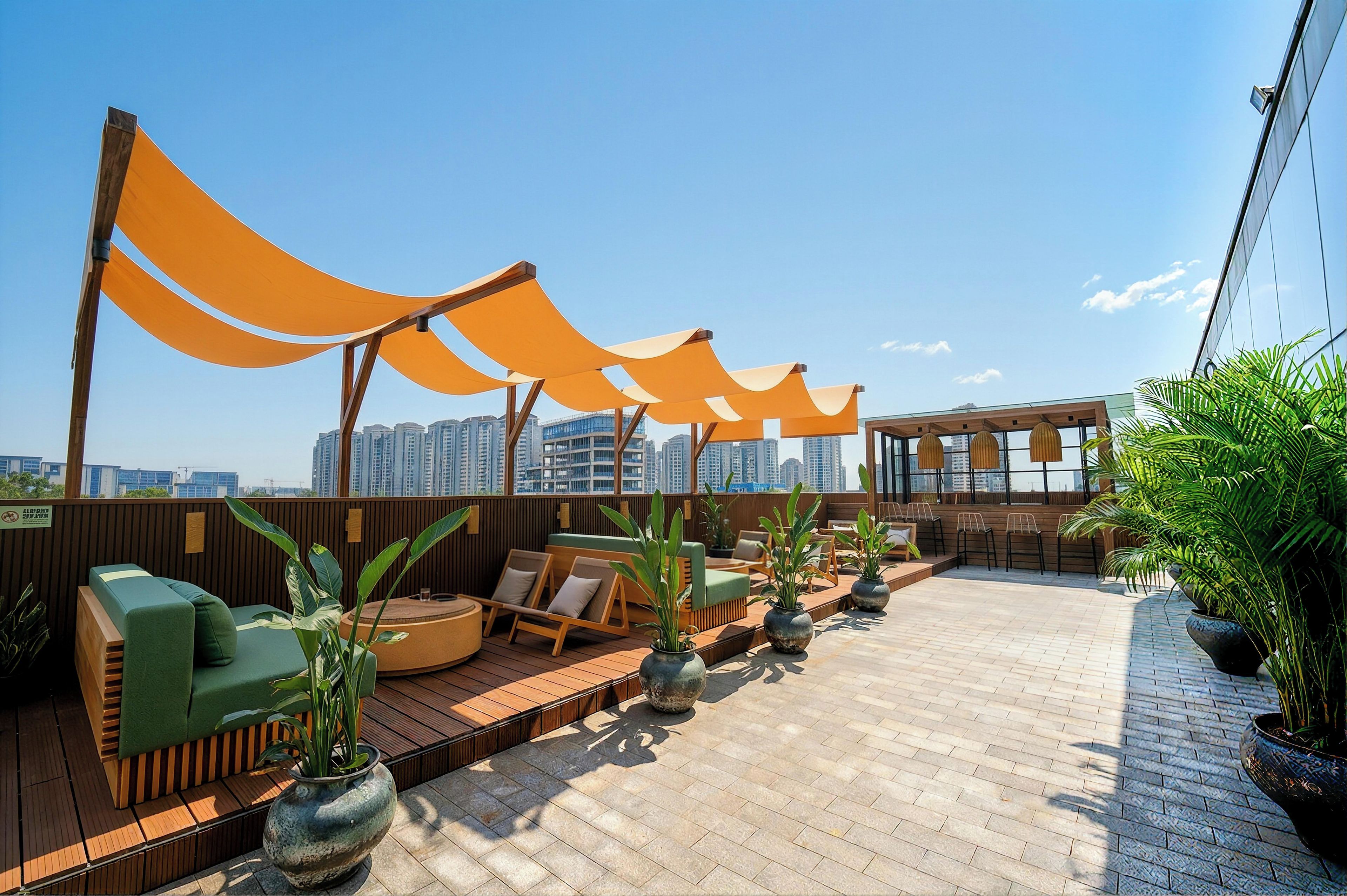 Une terrasse sur le toit avec un sol en bois, des sièges d’extérieur et des plantes en pot.
