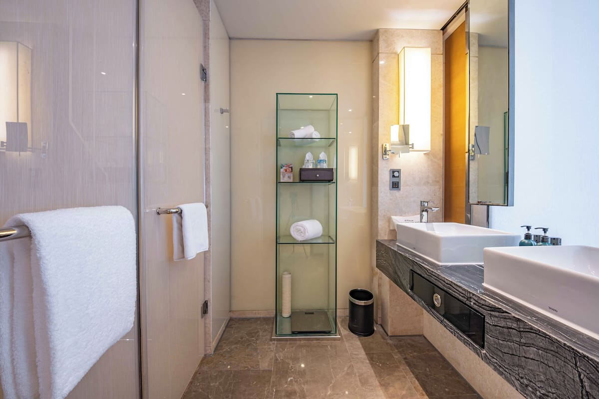 Cofres nos quartos, escrivaninha, espaço de trabalho para notebook