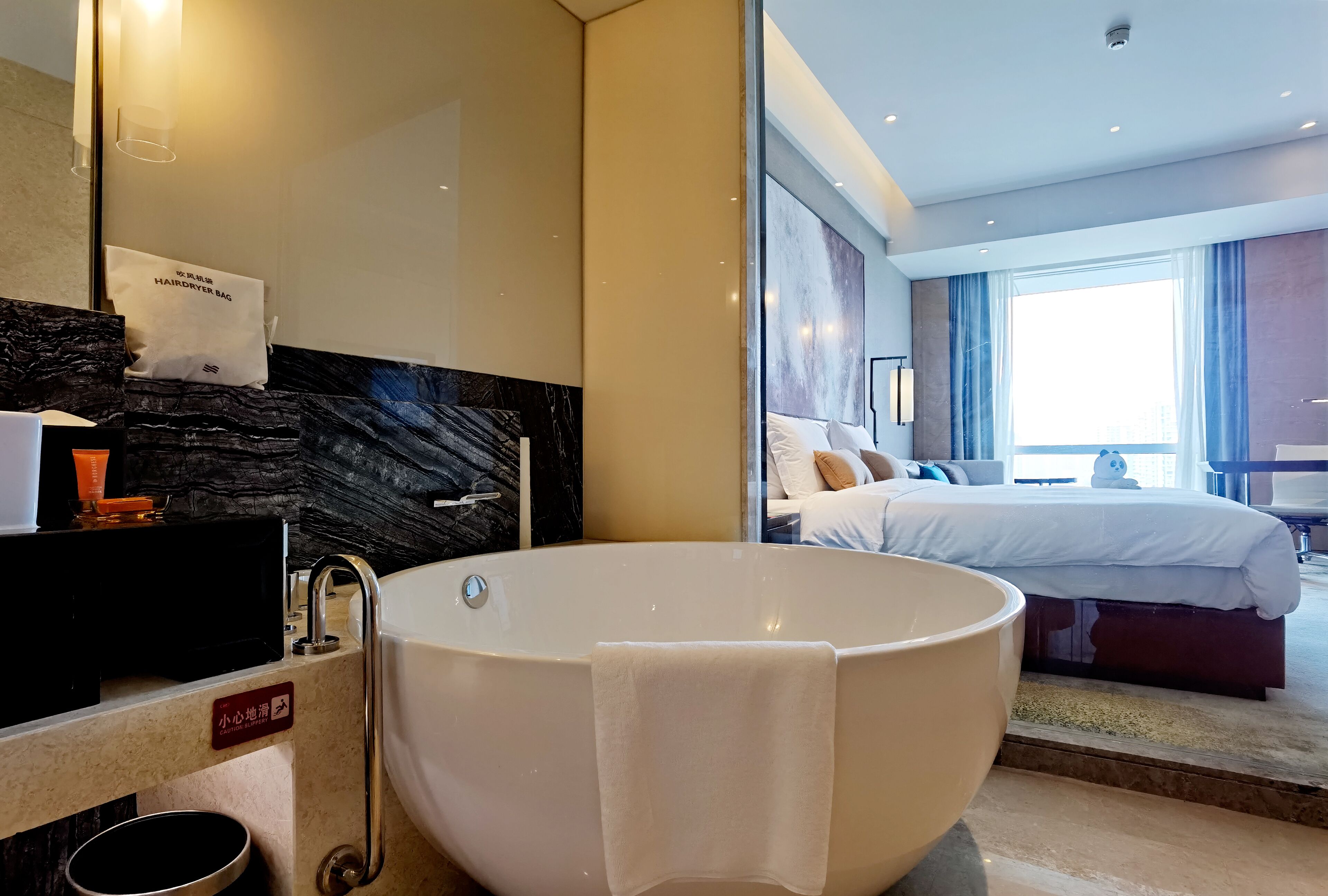 Regndusjhode, designertoalettartikler, hårføner og badekåper