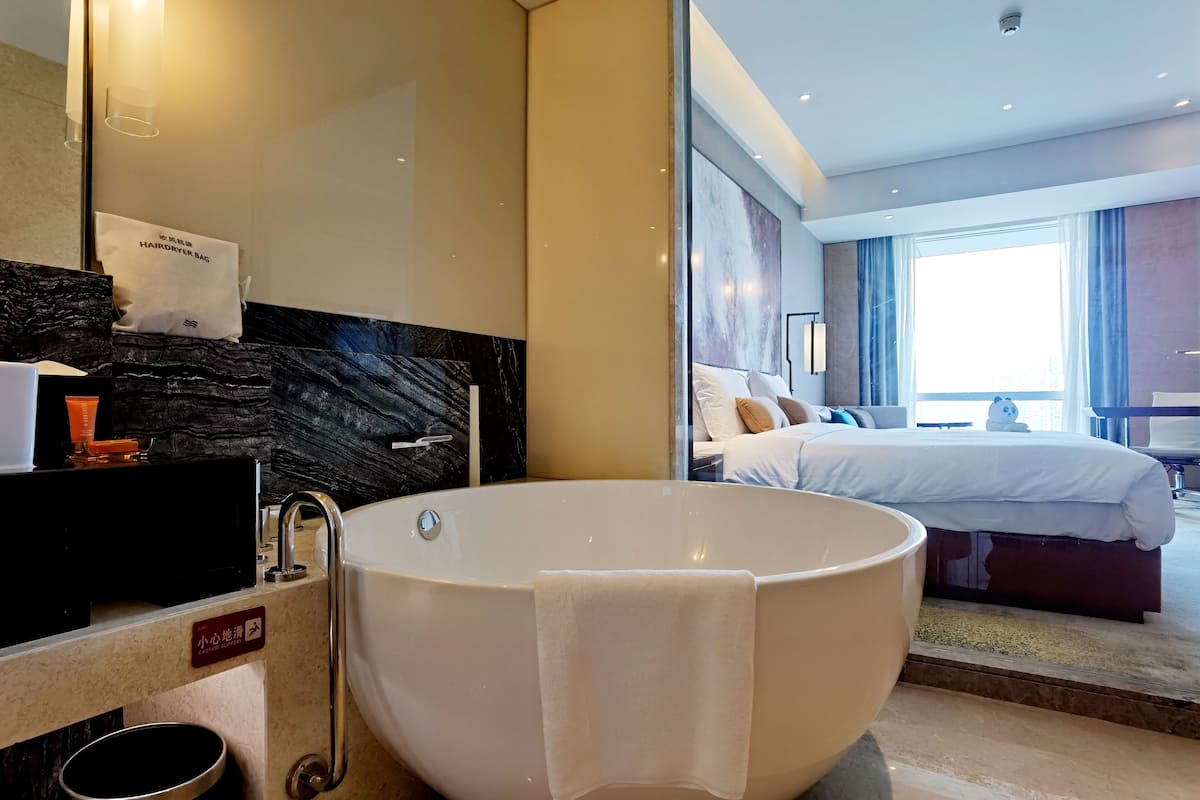 Regendusche, Designer-Toilettenartikel, Haartrockner, Bademäntel