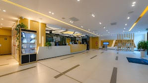 A modern reception area with a reception desk, digital display, and a seating area. - Holiday Inn Express Shijiazhuang Heping by IHG (Shijiazhuang)