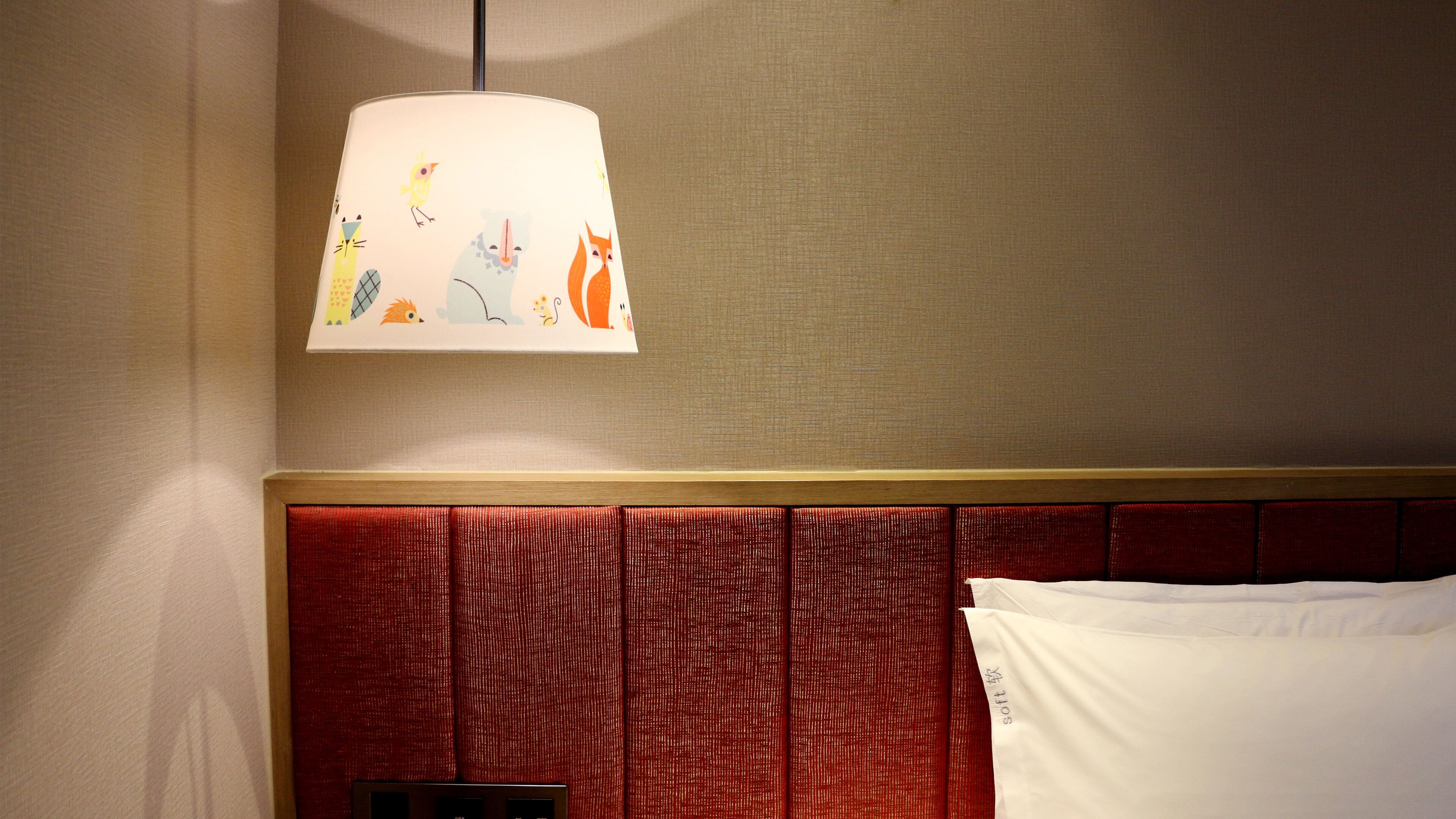 Escritorio, espacio para trabajar con laptop y insonorización 