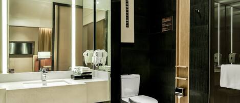 Shower, hydromassage showerhead, free toiletries, hair dryer