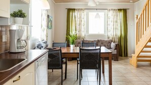 Villa Romeo with Sauna | Lydisolert, wi-fi (inkludert) og sengetøy