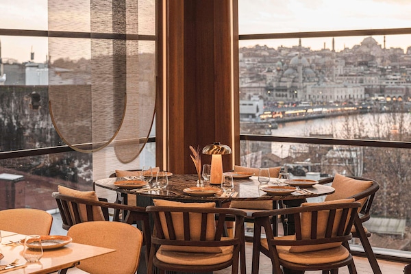 Lunch and dinner served, international cuisine