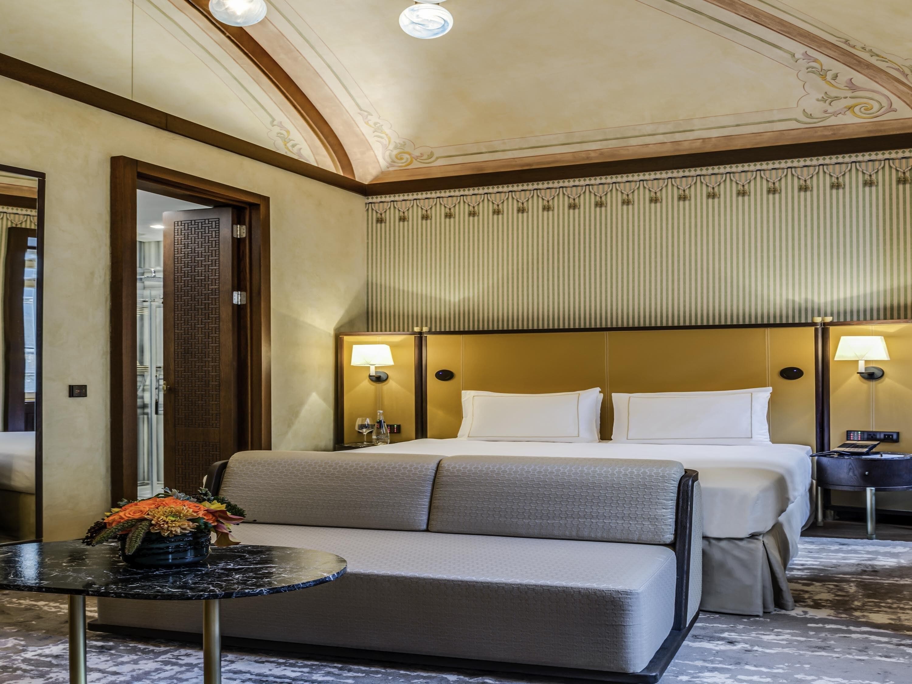 Chambre Deluxe (Kingsize) | Literie de qualité, coffre-fort, décor unique, bureau