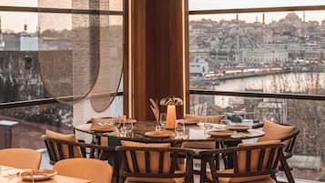 Déjeuner et dßner servis sur place, spécialités Cuisine internationale