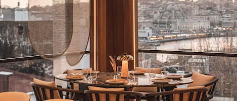 Lunch and dinner served, international cuisine