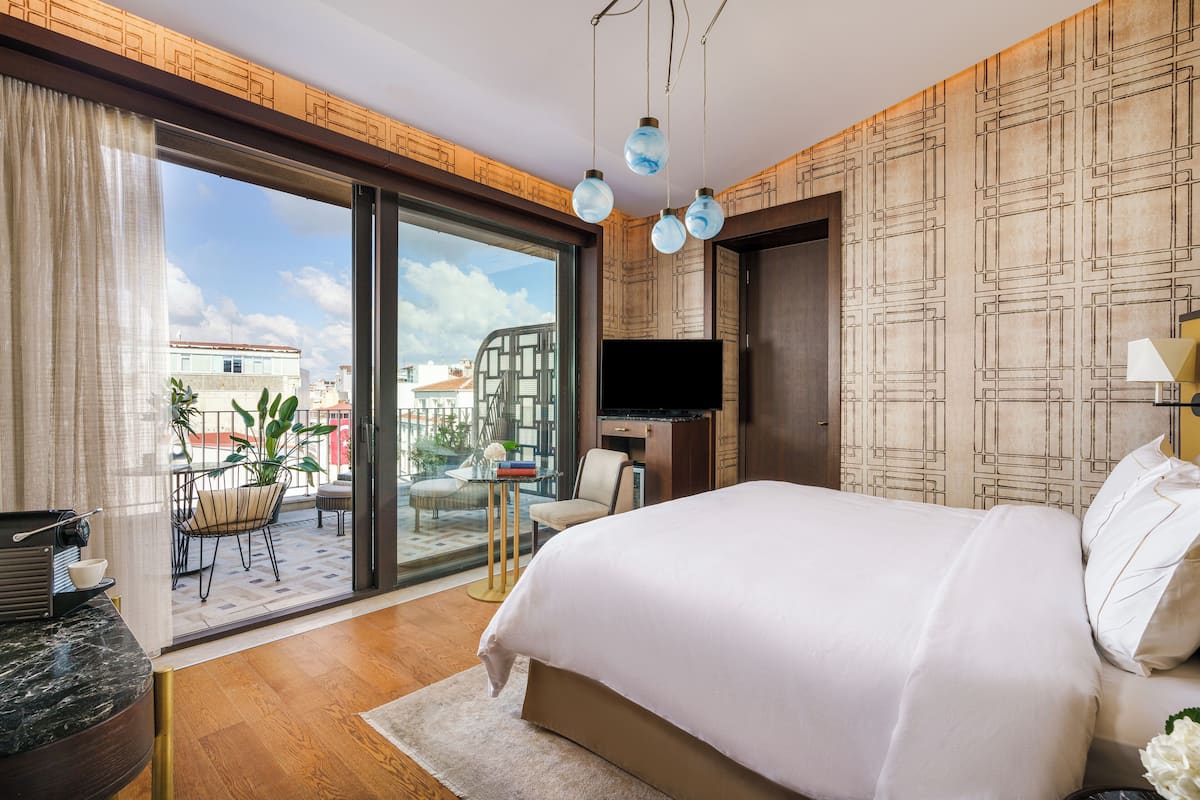 Premium bedding, in-room safe, individually decorated, desk