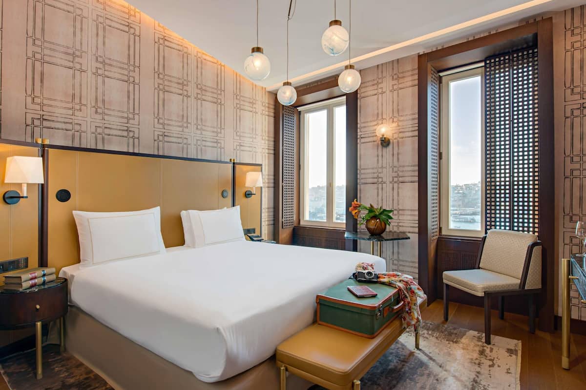 Superior Golden Horn View Room, Kingsize | Ylelliset vuodevaatteet, tallelokero huoneessa