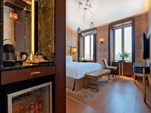 Junior Suite with view Room, Kingsize | Roupas de cama premium, cofres nos quartos, individualmente decorados