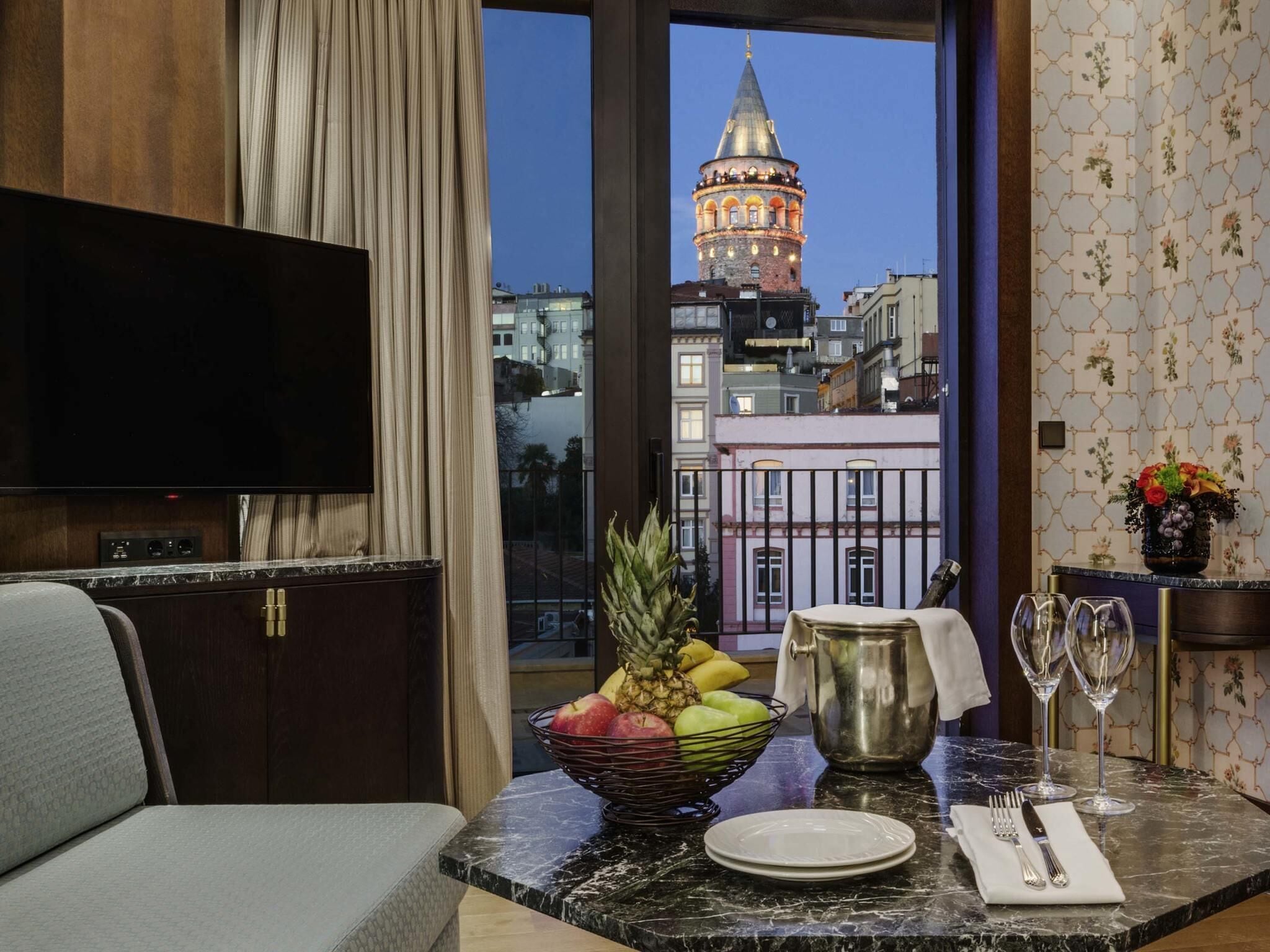 Executive-Suite, 1 King-Bett, Turm (Galata Room, Kingsize) | Hochwertige Bettwaren, Zimmersafe, individuell dekoriert, Schreibtisch