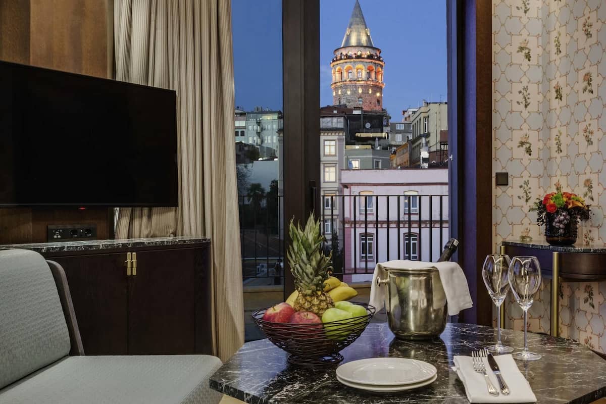 Executive-Suite, 1 King-Bett, Turm (Galata Room, Kingsize) | Hochwertige Bettwaren, Zimmersafe, individuell dekoriert, Schreibtisch