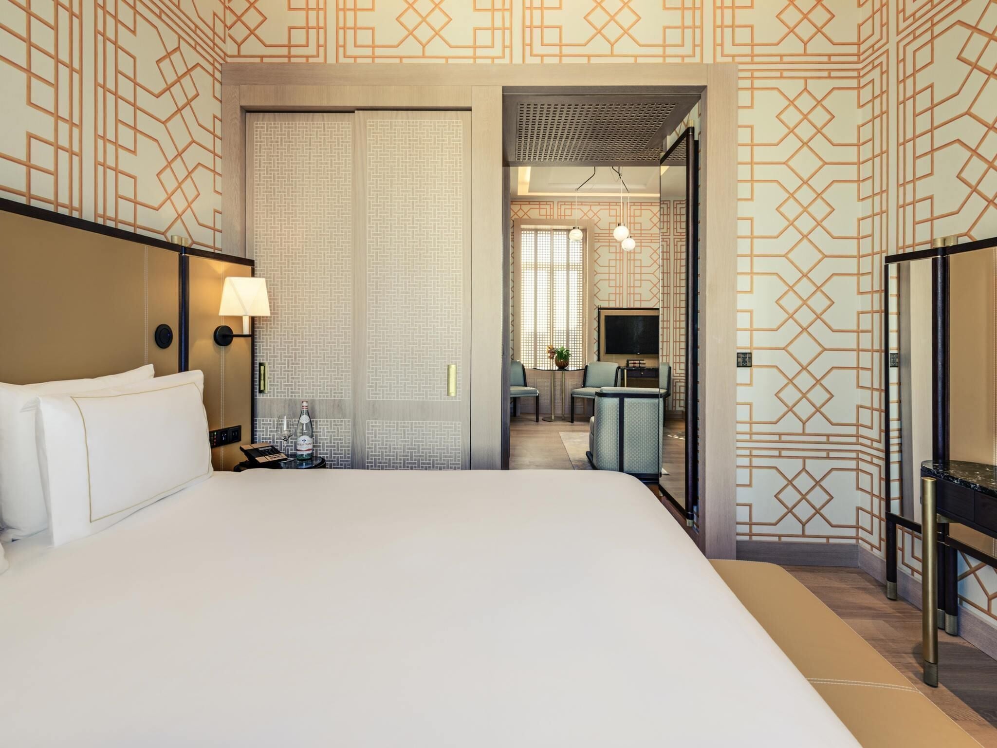 Suite Junior, 1 très grand lit | Literie de qualité, coffre-fort, décor unique, bureau
