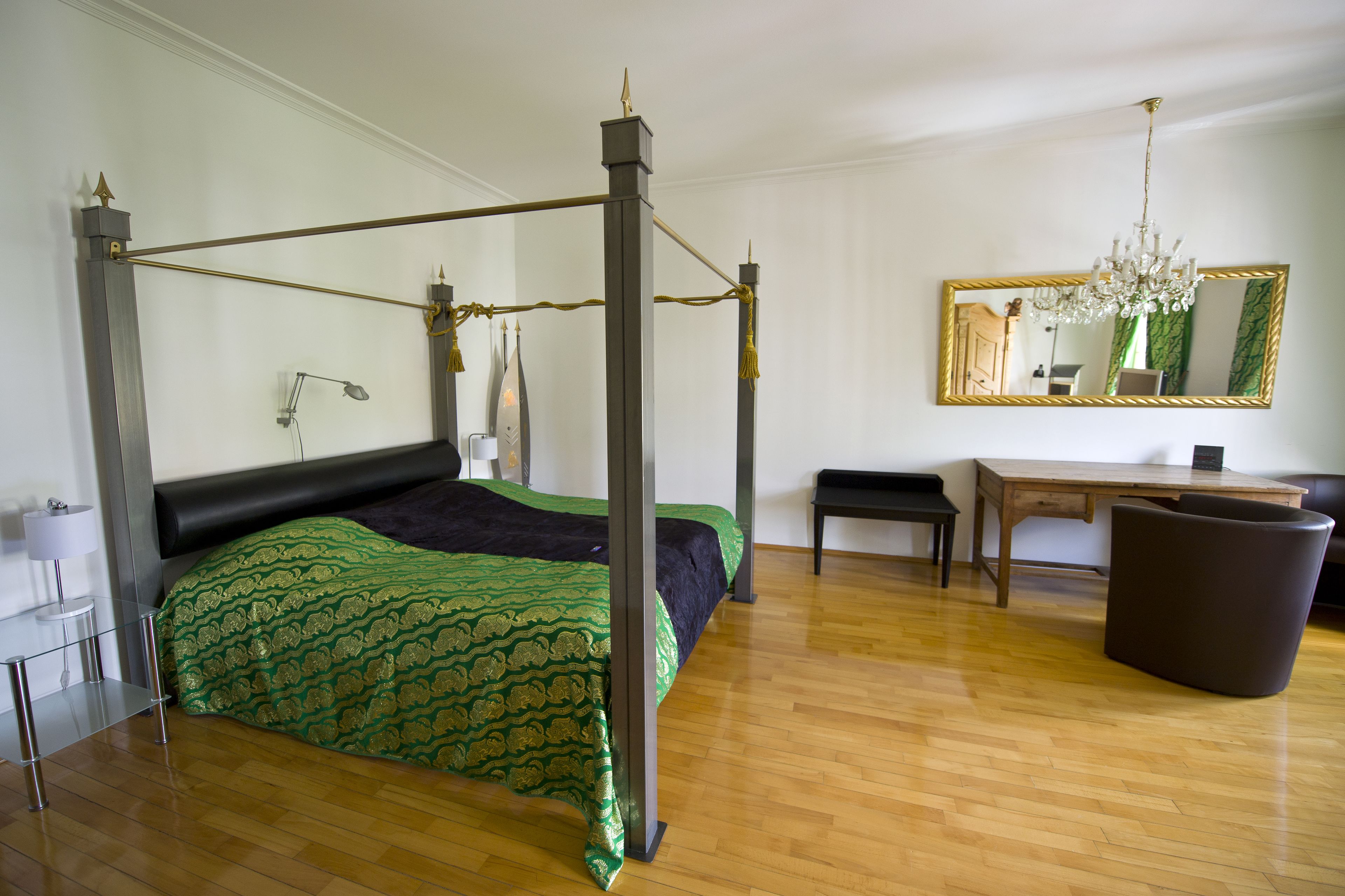 Minibar, individuell dekoriert, individuell eingerichtet, Schreibtisch