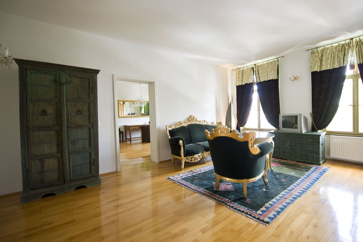 Appartement | Woonkamer | Een flatscreentelevisie