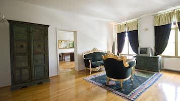 Apartment | Living room | Flat-screen TV