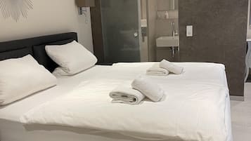 Double or Twin Room, Private Bathroom | 1 bedroom