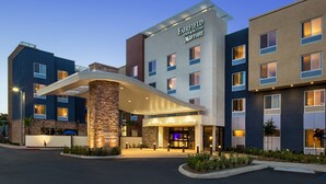 Un hotel Marriott Fairfield Inn & Suites amb un disseny modern, que destaca per una entrada ben visible i una façana ben il·luminada.